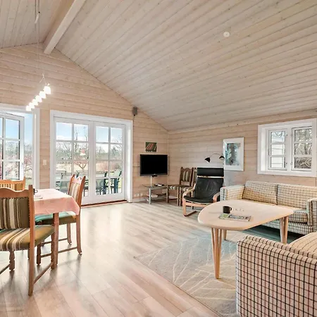 2 Bedroom Cozy In Feriehus Hovborg